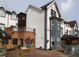 Meddyg Care Care Home care home in Porthmadog