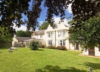 Coxwell Hall & Mews Nursing Home, nursing home in Faringdon